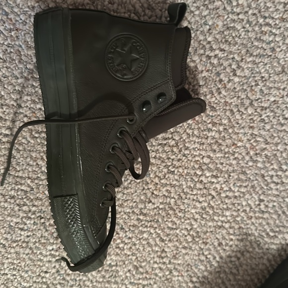 These Sneakers are forest green and size 9 in women’s and size 7 in men’s. - Picture 2 of 3